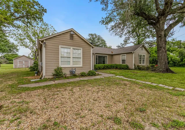 Photo 2 of Single family home for sale at 914 Griffith Ave, Terrell, TX 75160 | MLS# 21233164 | Listing updated on 2026-09-16
