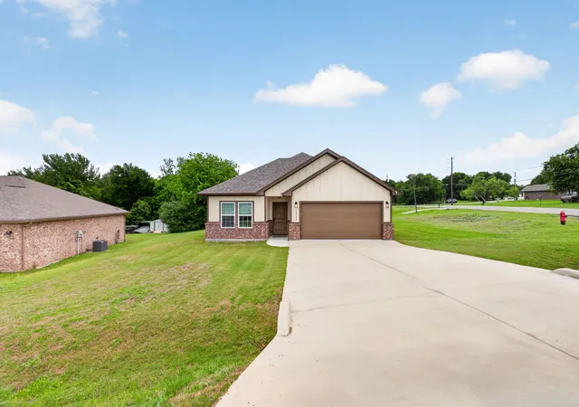 Photo 2 of Single family home for sale at 1311 E Apache Trl, Granbury, TX 76048 | MLS# 21242172 | Listing updated on 2026-09-04