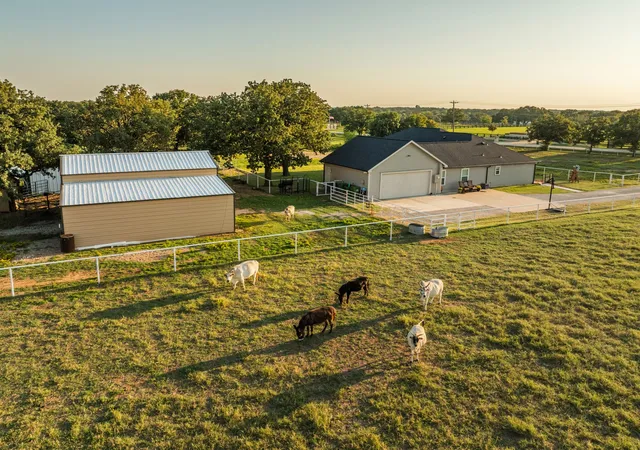 Photo 3 of Single family home for sale at 175 Porter Rd, Argyle, TX 76226 | MLS# 21237310 | Listing updated on 2026-08-22