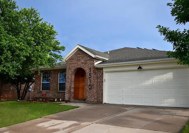 Homes for sale in Krum, TX | 1510 Sequoia Dr, Krum, TX 76249 | MLS# 21233055