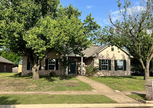 Photo 2 of Single family home for sale at 2700 Boyd St, Ennis, TX 75119 | MLS# 21242469 | Listing updated on 2026-09-25