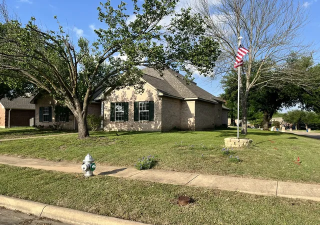 Photo 3 of Single family home for sale at 2700 Boyd St, Ennis, TX 75119 | MLS# 21242469 | Listing updated on 2026-09-25