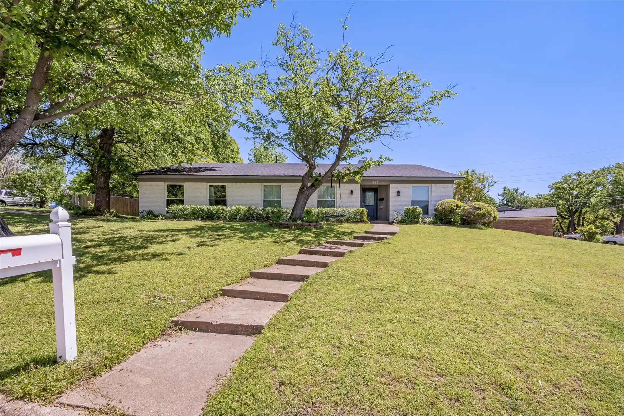 Photo 1 of Single family home for sale at 625 Caduceus Ln, Hurst, TX 76053 | MLS# 21242530 | Listing updated on 2026-04-17