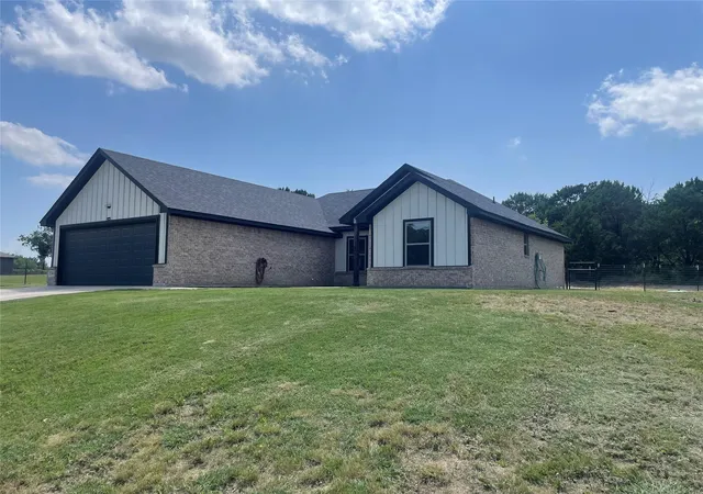 Homes for sale in Weatherford, TX | 108 Ronnie Ln, Weatherford, TX 76088 | MLS# 21242678