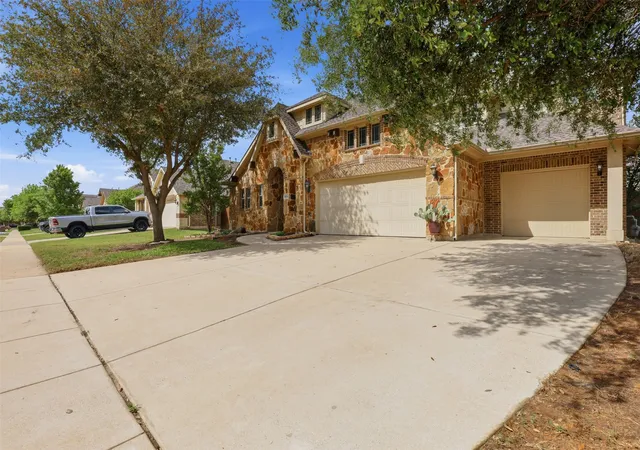 Photo 3 of Single family home for sale at 1004 Tara Dr, Burleson, TX 76028 | MLS# 21237739 | Listing updated on 2026-09-15