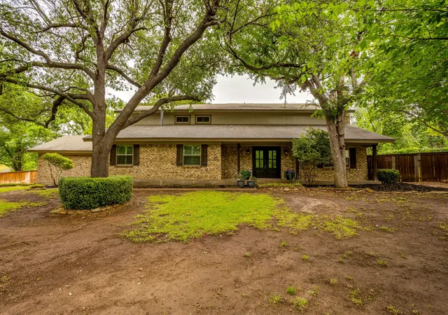 Photo 2 of Sale Pending at 104 Wildwood Ct, Azle, TX 76020 | MLS# 21242757 | Listing updated on 2026-07-28