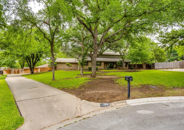 Photo 3 of Sale Pending at 104 Wildwood Ct, Azle, TX 76020 | MLS# 21242757 | Listing updated on 2026-07-28