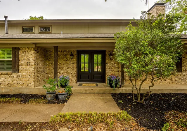 Photo 4 of Sale Pending at 104 Wildwood Ct, Azle, TX 76020 | MLS# 21242757 | Listing updated on 2026-07-28