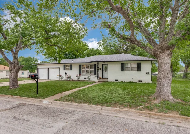 Homes for sale in Bowie, TX | 501 Lindsey St, Bowie, TX 76230 | MLS# 21239961
