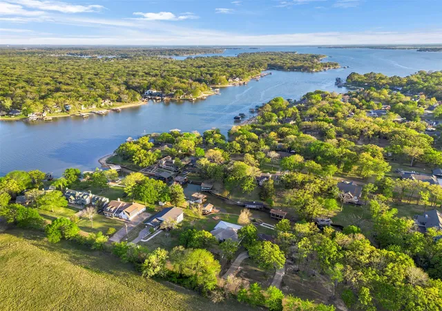 Photo 2 of Single family home for sale at 116 1st Oak Dr, Mabank, TX 75156 | MLS# 21241116 | Listing updated on 2026-08-17