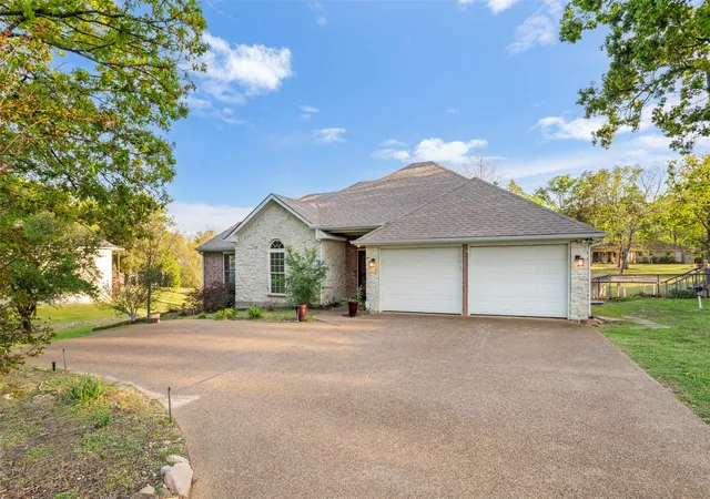 Photo 3 of Single family home for sale at 116 1st Oak Dr, Mabank, TX 75156 | MLS# 21241116 | Listing updated on 2026-08-17