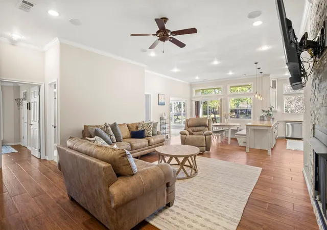 Photo 4 of Single family home for sale at 116 1St Oak Dr, Mabank, TX 75156 | MLS# 21241116 | Listing updated on 2026-08-17