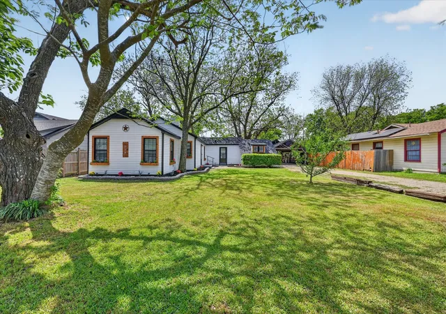 Homes for sale in Cleburne, TX | 614 Bellevue Dr, Cleburne, TX 76033 | MLS# 21213695