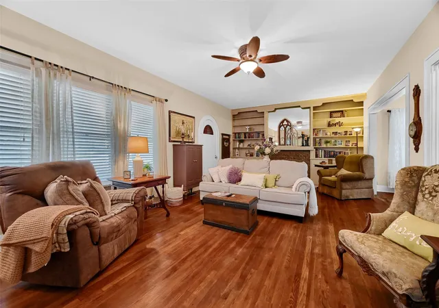 Photo 3 of Single family home for sale at 706 N Woods St, Sherman, TX 75092 | MLS# 21242613 | Listing updated on 2026-08-19