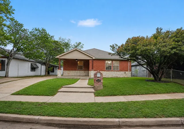 Single family home for sale at 2446 Catherine St, Dallas, TX 75211 | MLS# 21238788