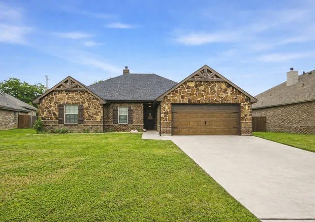 Photo 1 of Single family home for sale at 940 Elk Ridge Dr, Stephenville, TX 76401 | MLS# 21241473 | Listing updated on 2026-09-18