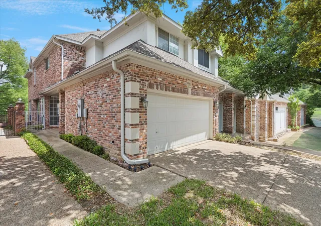 Photo 2 of Townhouse for sale at 535 Lochngreen Trl, Arlington, TX 76012 | MLS# 21242997 | Listing updated on 2026-07-21