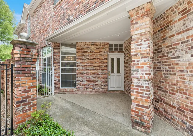 Photo 3 of Townhouse for sale at 535 Lochngreen Trl, Arlington, TX 76012 | MLS# 21242997 | Listing updated on 2026-07-21