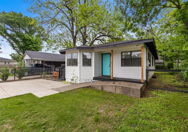 Photo 2 of Single family home for sale at 5418 Singleton Blvd, Dallas, TX 75212 | MLS# 21241984 | Listing updated on 2026-07-22