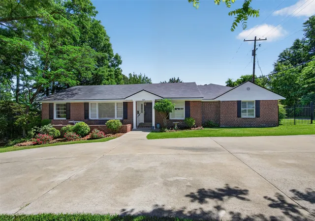 Single family home for sale at 4827 Gilbert Dr, Shreveport, LA 71106 | MLS# 21241537