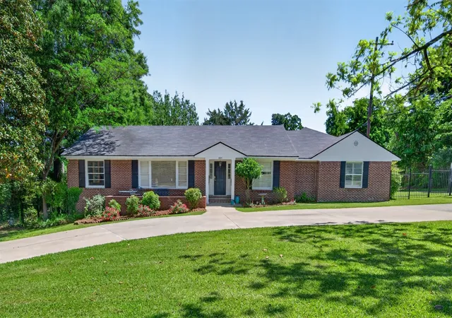 Photo 3 of Single family home for sale at 4827 Gilbert Dr, Shreveport, LA 71106 | MLS# 21241537 | Listing updated on 2026-07-06