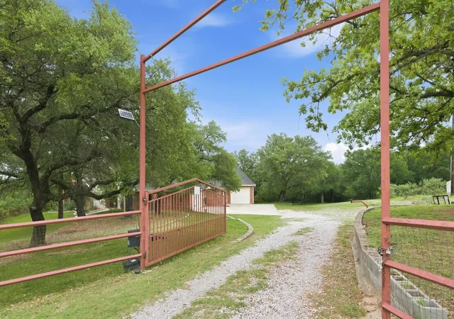 Photo 2 of Single family home for sale at 1012 Vista Hills Dr, Springtown, TX 76082 | MLS# 21240591 | Listing updated on 2026-08-31