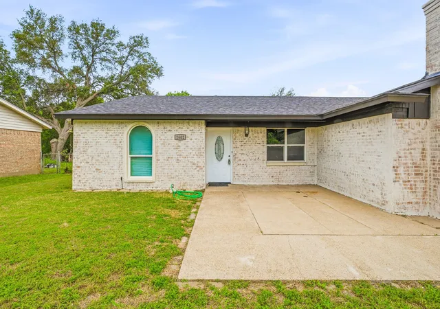Photo 3 of Sale Pending at 1602 Marie Ter, Arlington, TX 76010 | MLS# 21241690 | Listing updated on 2026-09-24