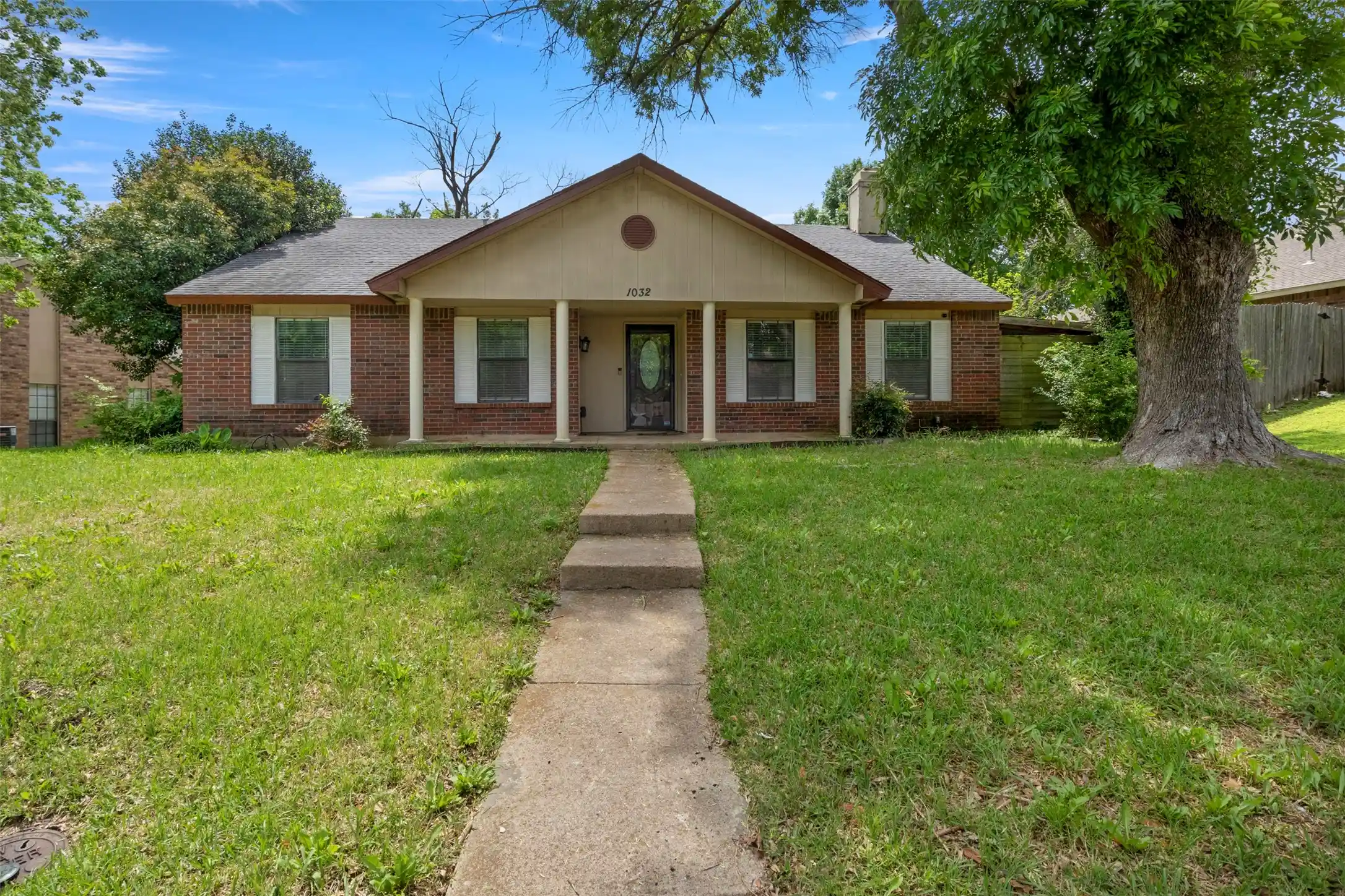 Photo 1 of Sale Pending at 1032 Twin Falls Dr, De Soto, TX 75115 | MLS# 21243851 | Listing updated on 2026-10-13