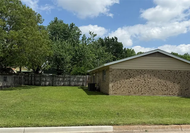 Homes for sale in Gainesville, TX | 1001 Parkwood Ct, Gainesville, TX 76240 | MLS# 21243979