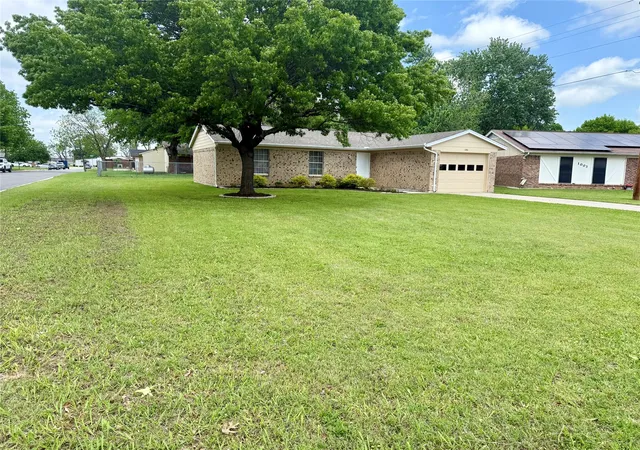 Homes for sale in Gainesville, TX | 1001 Parkwood Ct, Gainesville, TX 76240 | MLS# 21243979