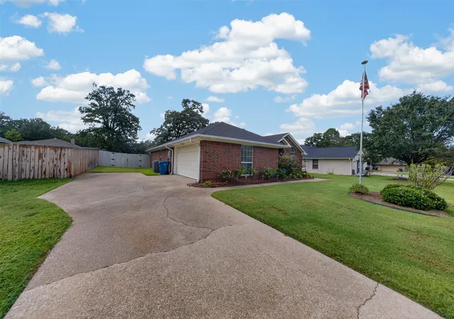 Photo 3 of Single family home for sale at 514 Noah Ln, Lindale, TX 75771 | MLS# 21244097 | Listing updated on 2026-10-03