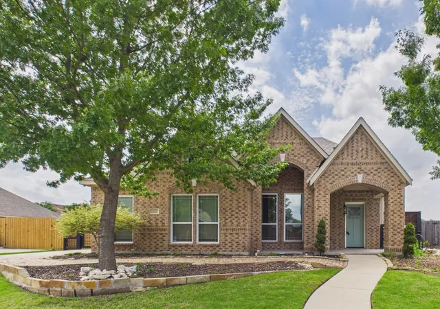 Photo 3 of Sale Pending at 921 Mill Pond Dr, Midlothian, TX 76065 | MLS# 21243619 | Listing updated on 2026-09-01