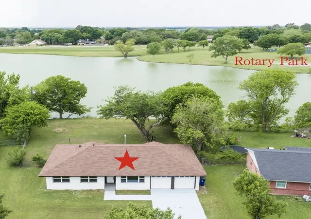 Photo 1 of Single family home for sale at 536 Lakeshore Dr, Ennis, TX 75119 | MLS# 21244117 | Listing updated on 2026-07-27