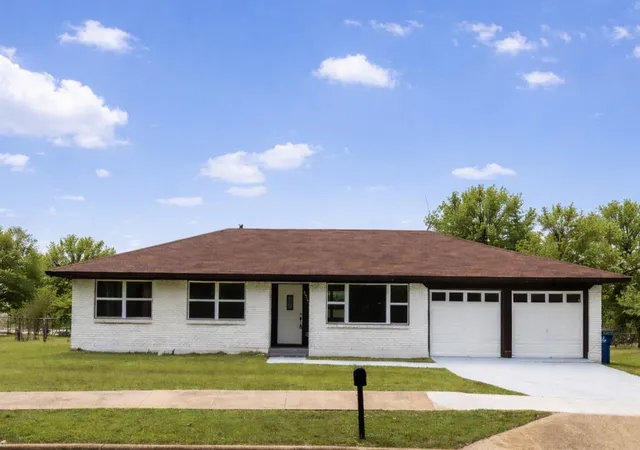 Photo 2 of Single family home for sale at 536 Lakeshore Dr, Ennis, TX 75119 | MLS# 21244117 | Listing updated on 2026-07-27