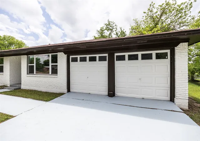 Photo 3 of Single family home for sale at 536 Lakeshore Dr, Ennis, TX 75119 | MLS# 21244117 | Listing updated on 2026-07-27