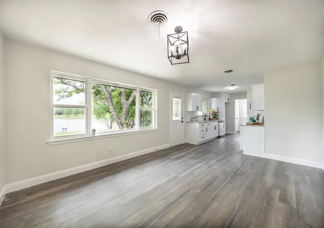 Photo 4 of Single family home for sale at 536 Lakeshore Dr, Ennis, TX 75119 | MLS# 21244117 | Listing updated on 2026-09-29