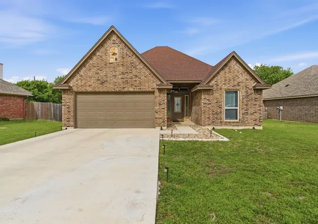 Homes for sale in Mineral Wells, TX | 2313 Springhill Ct, Mineral Wells, TX 76067 | MLS# 21244147