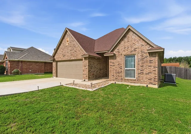Homes for sale in Mineral Wells, TX | 2313 Springhill Ct, Mineral Wells, TX 76067 | MLS# 21244147