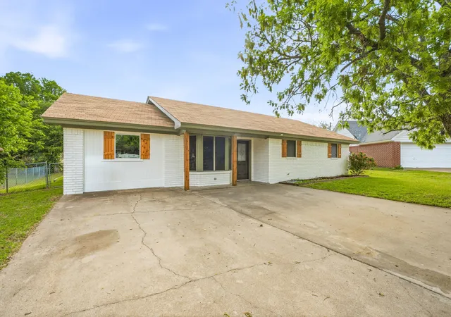 Photo 2 of Single family home for sale at 115 Doublehorn St, Stephenville, TX 76401 | MLS# 21244473 | Listing updated on 2026-08-24