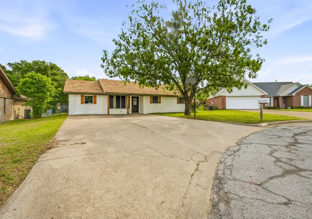 Photo 3 of Single family home for sale at 115 Doublehorn St, Stephenville, TX 76401 | MLS# 21244473 | Listing updated on 2026-08-24