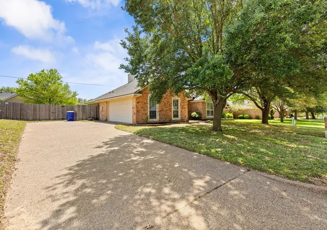 Homes for sale in Lorena, TX | 713 Ver-Lo Dr, Lorena, TX 76655 | MLS# 21244151