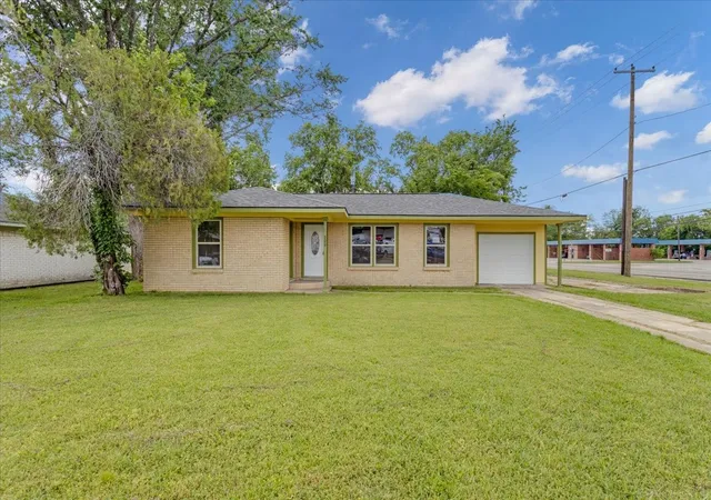 Photo 1 of Single family home for sale at 200 Victory St, Bonham, TX 75418 | MLS# 21244599 | Listing updated on 2026-10-07