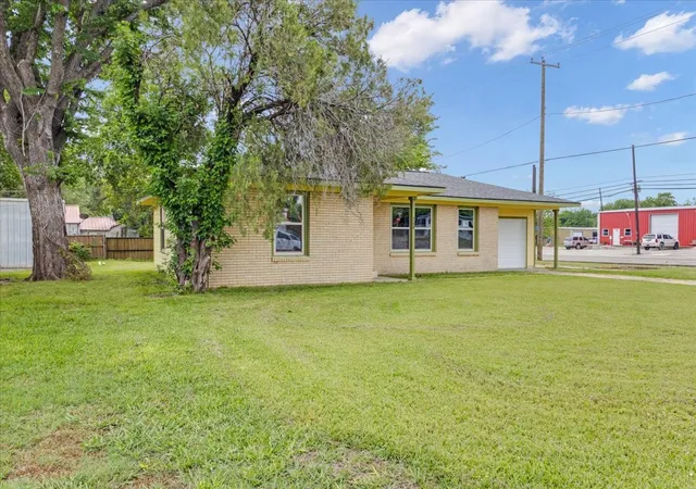 Photo 2 of Single family home for sale at 200 Victory St, Bonham, TX 75418 | MLS# 21244599 | Listing updated on 2026-10-07