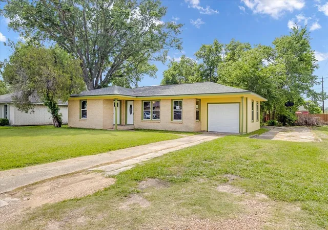 Photo 3 of Single family home for sale at 200 Victory St, Bonham, TX 75418 | MLS# 21244599 | Listing updated on 2026-10-07
