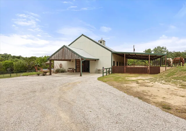 Photo 4 of House for sale at 31577 N Us Hwy 281, Lipan, TX 76462 | MLS# 21244347 | Listing updated on 2026-07-27
