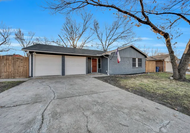 Photo 1 of Sale Pending at 512 Virginia Ave, Waxahachie, TX 75165 | MLS# 21242980 | Listing updated on 2026-09-03