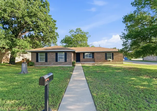 Homes for sale in Cisco, TX | 1400 Royal Ln, Cisco, TX 76437 | MLS# 21244488