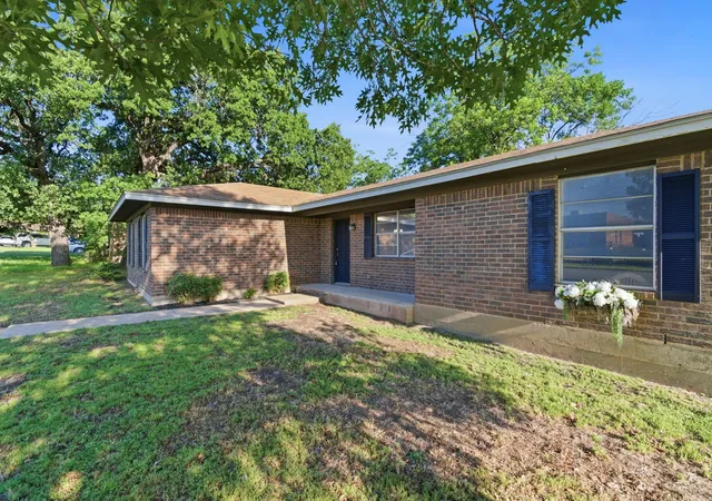 Homes for sale in Cisco, TX | 1400 Royal Ln, Cisco, TX 76437 | MLS# 21244488