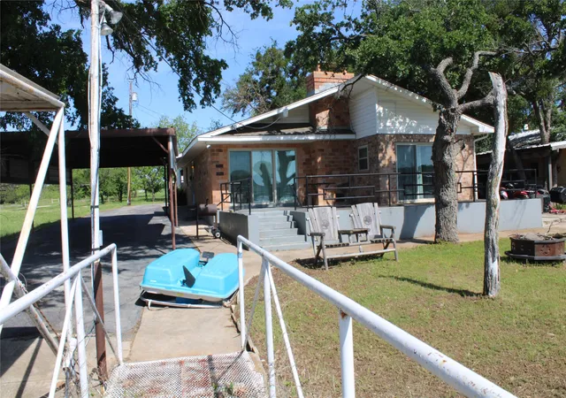 Photo 2 of Single family home for sale at 225 Avolyne Ave, Brownwood, TX 76801 | MLS# 21244219 | Listing updated on 2026-08-24