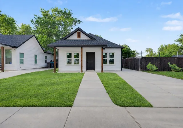 Photo 1 of Single family home for sale at 1211 E Cannon St, Fort Worth, TX 76104 | MLS# 21245305 | Listing updated on 2026-07-11